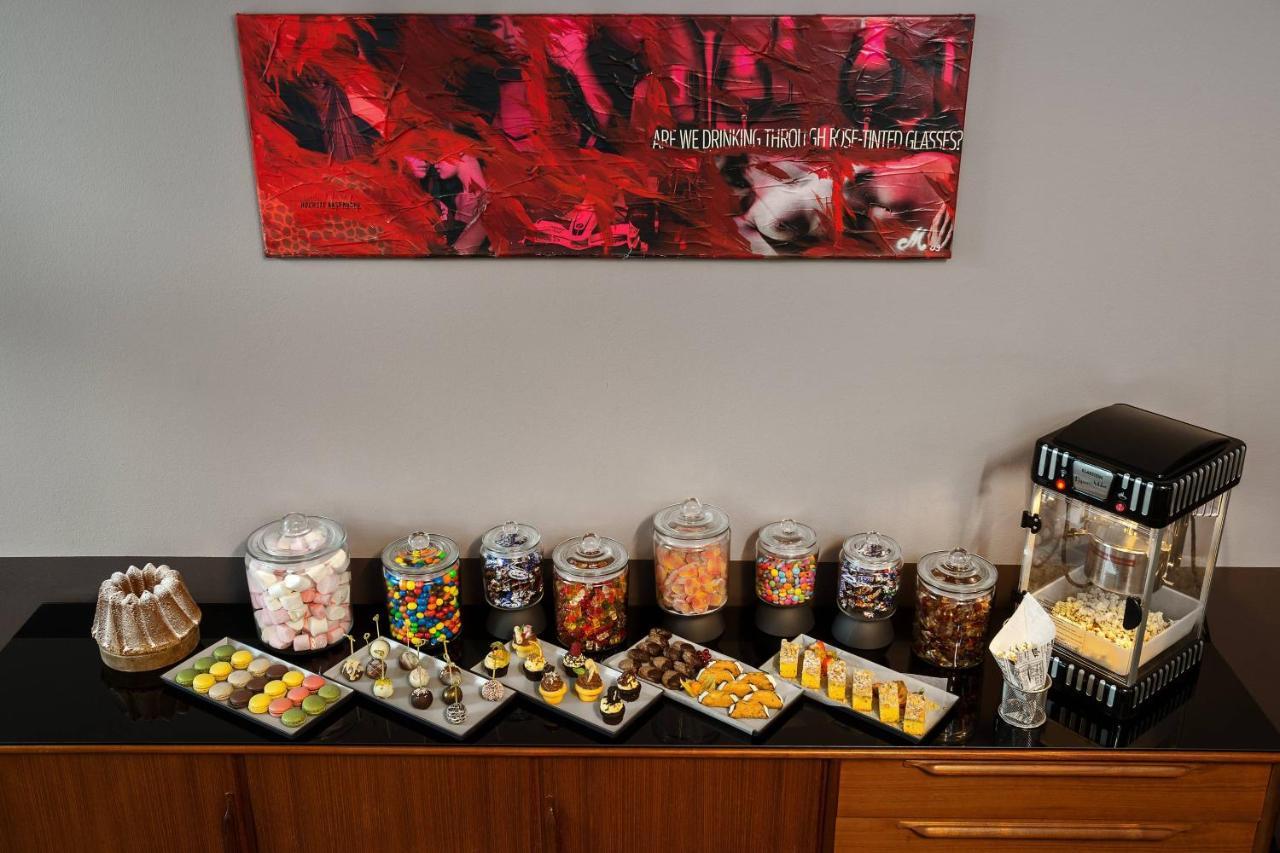 Le Meridien Vienna Hotel Exterior photo A candy buffet