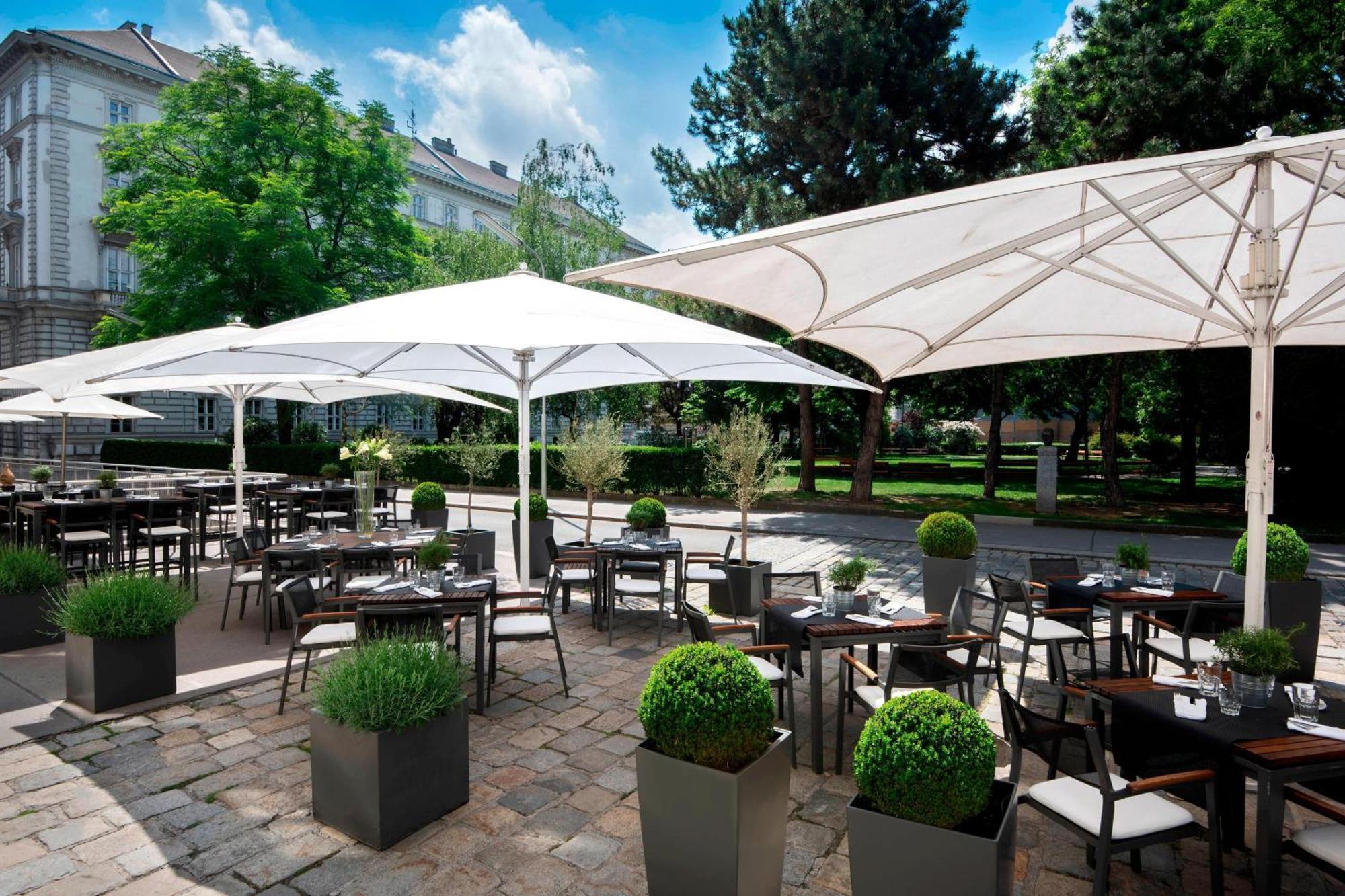 Le Meridien Vienna Hotel Exterior photo The restaurant's terrace